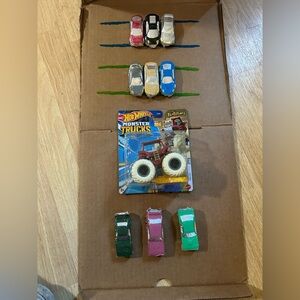 Hot Wheels Monster Trucks the Flintstones Flintmobile 1/64 W/ Crushable Cars